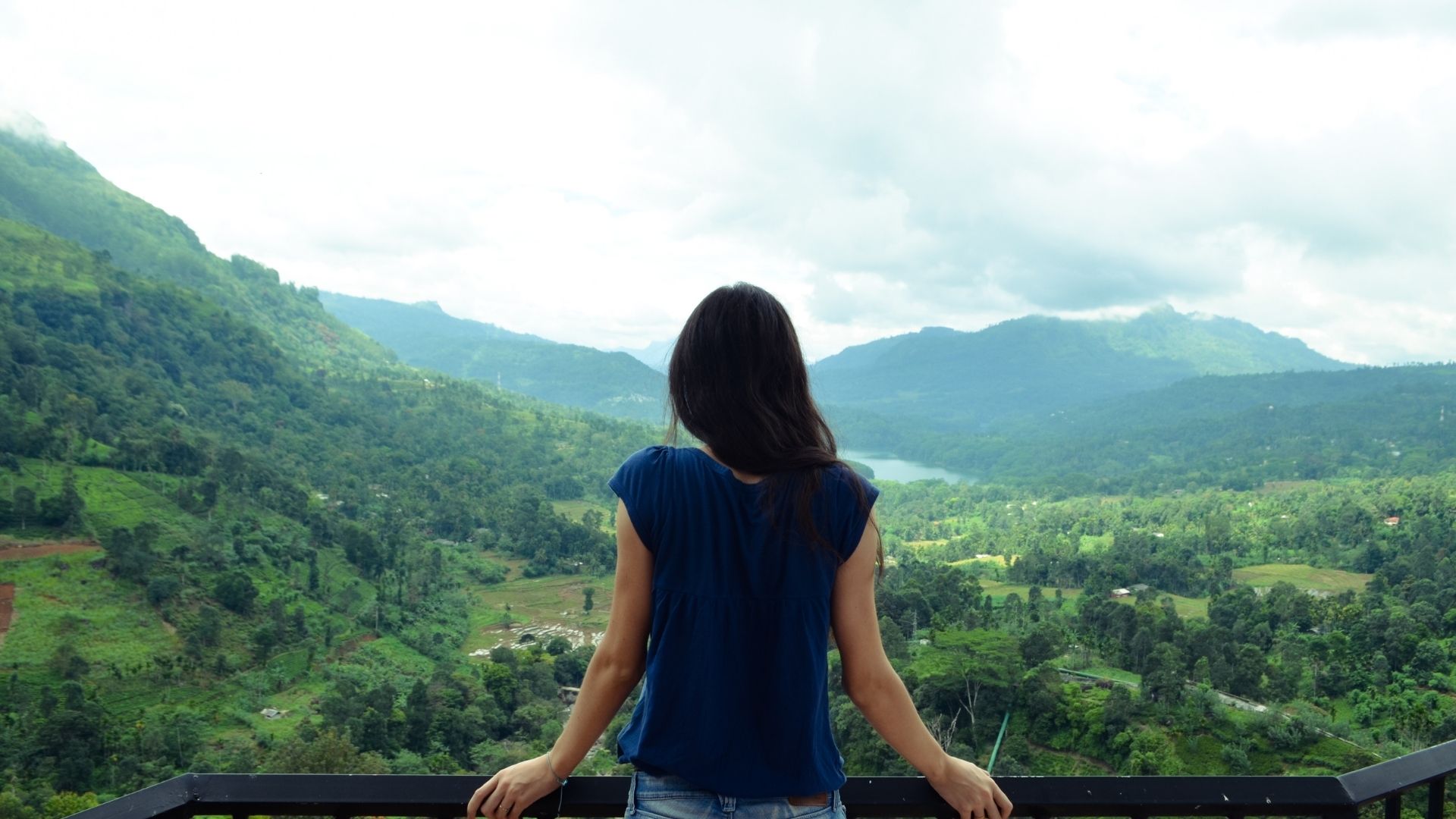 traveler-overlooking-sri-lanka-hill-country-view